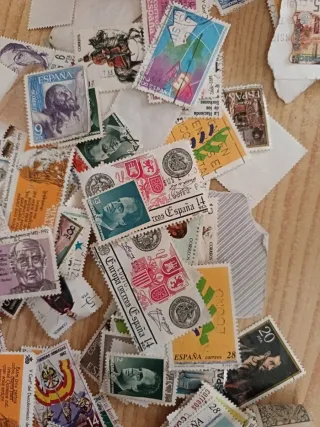 Lote de sellos usados y sin usar hay 4 de metal