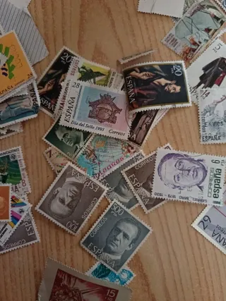 Lote de sellos usados y sin usar hay 4 de metal