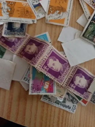 Lote de sellos usados y sin usar hay 4 de metal