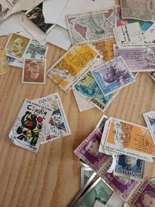 Lote de sellos usados y sin usar hay 4 de metal