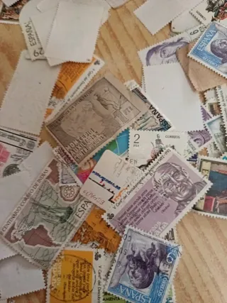 Lote de sellos usados y sin usar hay 4 de metal