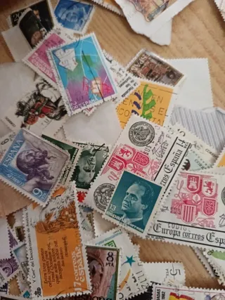 Lote de sellos usados y sin usar hay 4 de metal