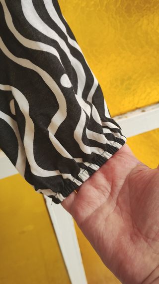 Vestido manga larga estampado blanco y negro