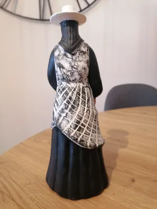 Figura Mujer Menorquina