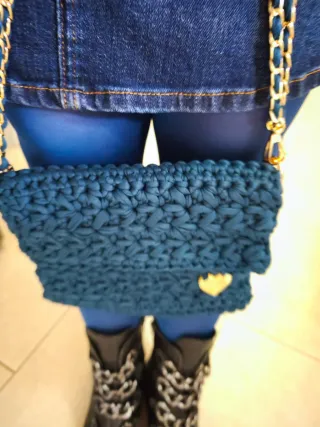Borsa uncinetto blu con tracolla oro