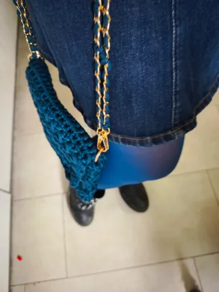 Borsa uncinetto blu con tracolla oro