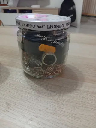 Tarro de bisutería dorada y morada