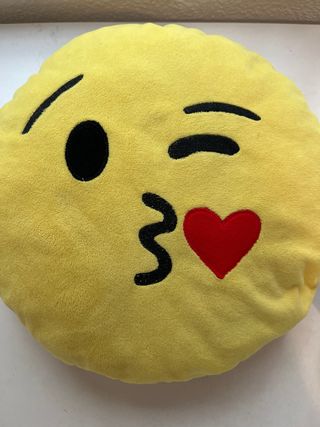 Cojines Emoji caca y Beso