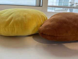 Cojines Emoji caca y Beso