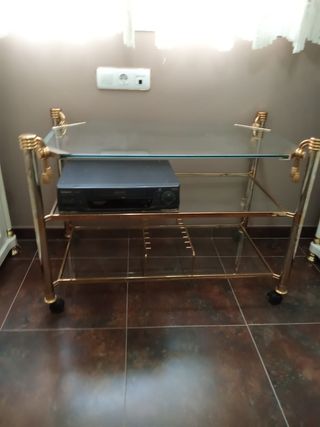 Mesa auxiliar cristal y metal dorado