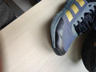 Deportivas Adidas Niños Negro y Dorado