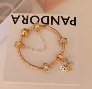 Pulsera Pandora con charms y cadena de seguridad.
