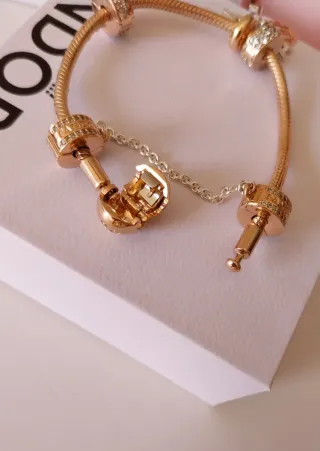 Pulsera Pandora con charms y cadena de seguridad.