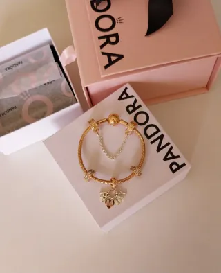 Pulsera Pandora con charms y cadena de seguridad.