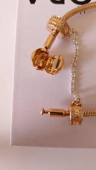 Pulsera Pandora con charms y cadena de seguridad.