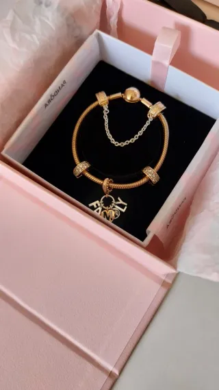 Pulsera Pandora con charms y cadena de seguridad.