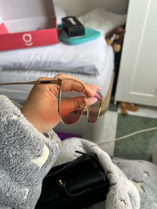 Gafas de sol doradas y rosas