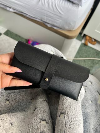 Gafas de sol doradas y rosas