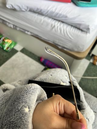 Gafas de sol doradas y rosas