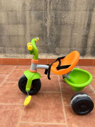 Triciclo infantil naranja y verde