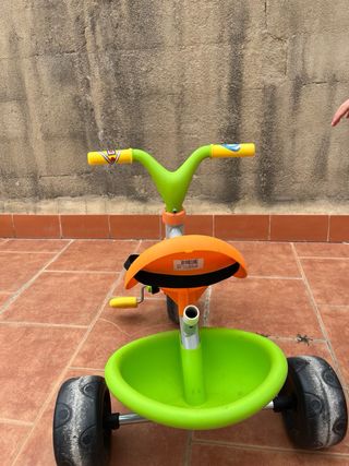 Triciclo infantil naranja y verde