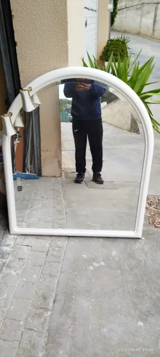 Espejo de baño blanco y dorado