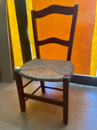 Silla de madera con asiento de enea