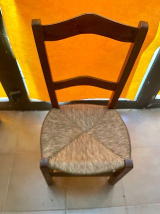 Silla de madera con asiento de enea