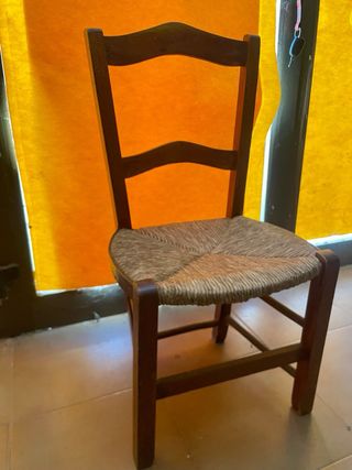 Silla de madera con asiento de enea