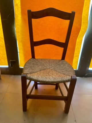 Silla de madera con asiento de enea