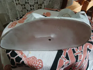 Figura in porcellana di una donna con cesta