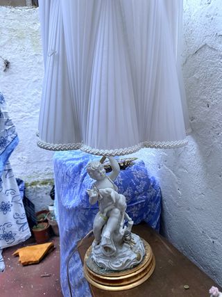 Lámpara de mesa de porcelana y tela