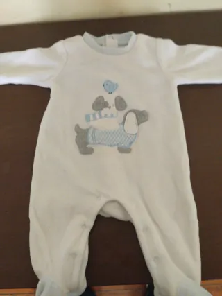 Ropa de bebé gris