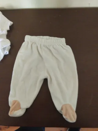 Ropa de bebé gris