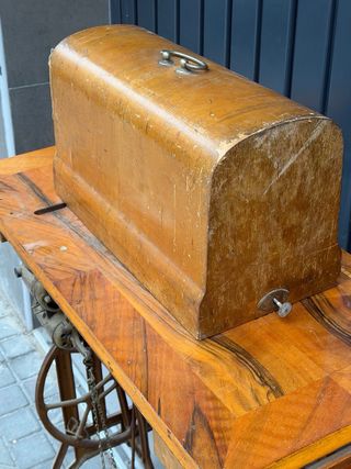 Máquina de coser Refrey con mueble