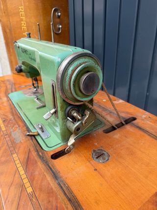 Máquina de coser Refrey con mueble