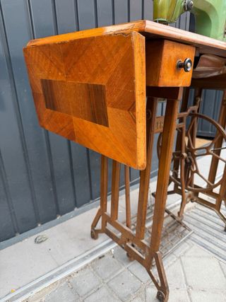 Máquina de coser Refrey con mueble