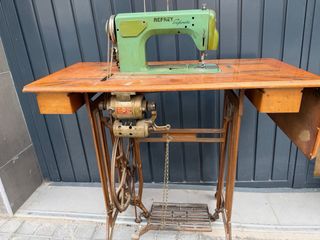 Máquina de coser Refrey con mueble