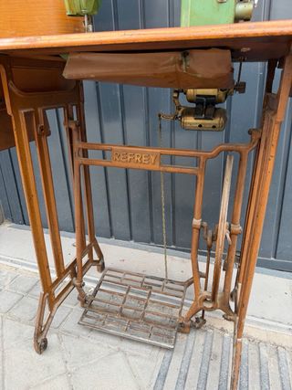 Máquina de coser Refrey con mueble
