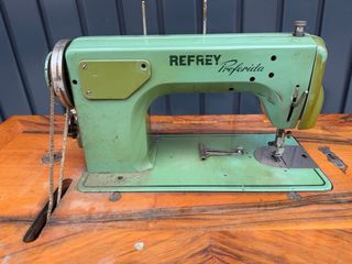 Máquina de coser Refrey con mueble