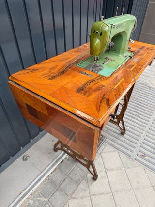 Máquina de coser Refrey con mueble