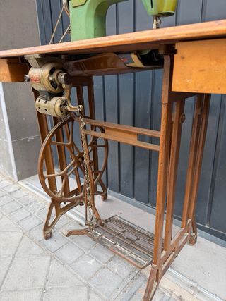 Máquina de coser Refrey con mueble