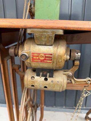 Máquina de coser Refrey con mueble