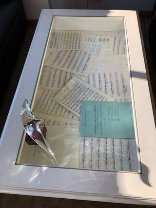 Mesa centro vitrina cristal y madera blanca