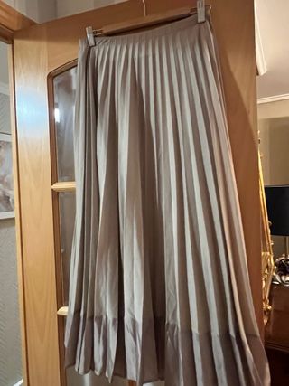 Falda plisada larga de seda beige de Elogy 42