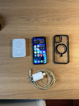 iPhone 12 con cargador y funda