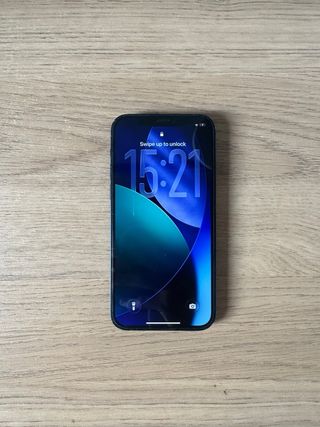 iPhone 12 con cargador y funda