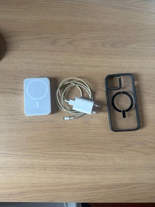 iPhone 12 con cargador y funda