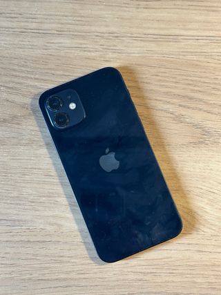 iPhone 12 con cargador y funda