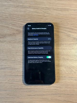 iPhone 12 con cargador y funda